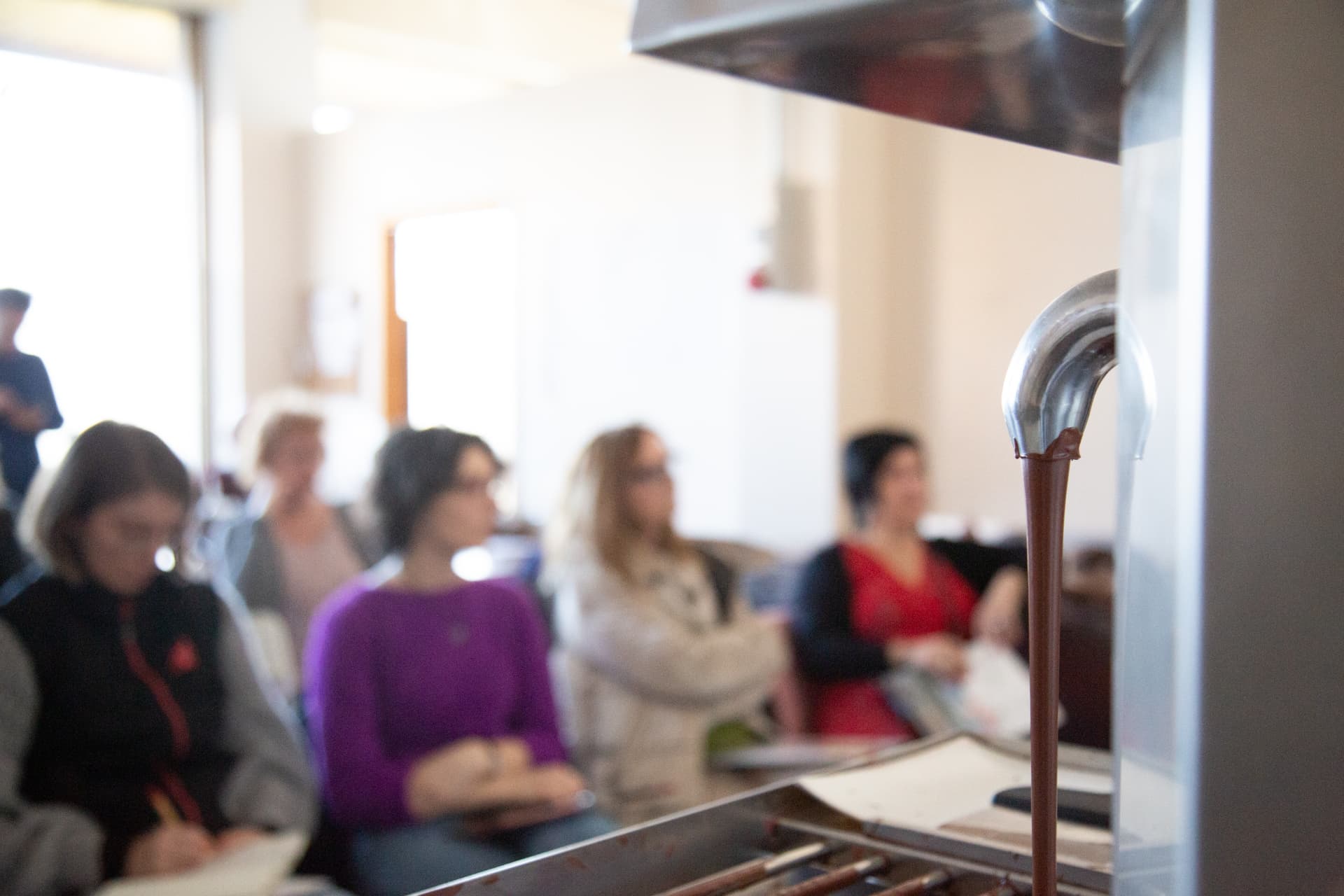 Cioccolato temperato che scende dalla temperatrice