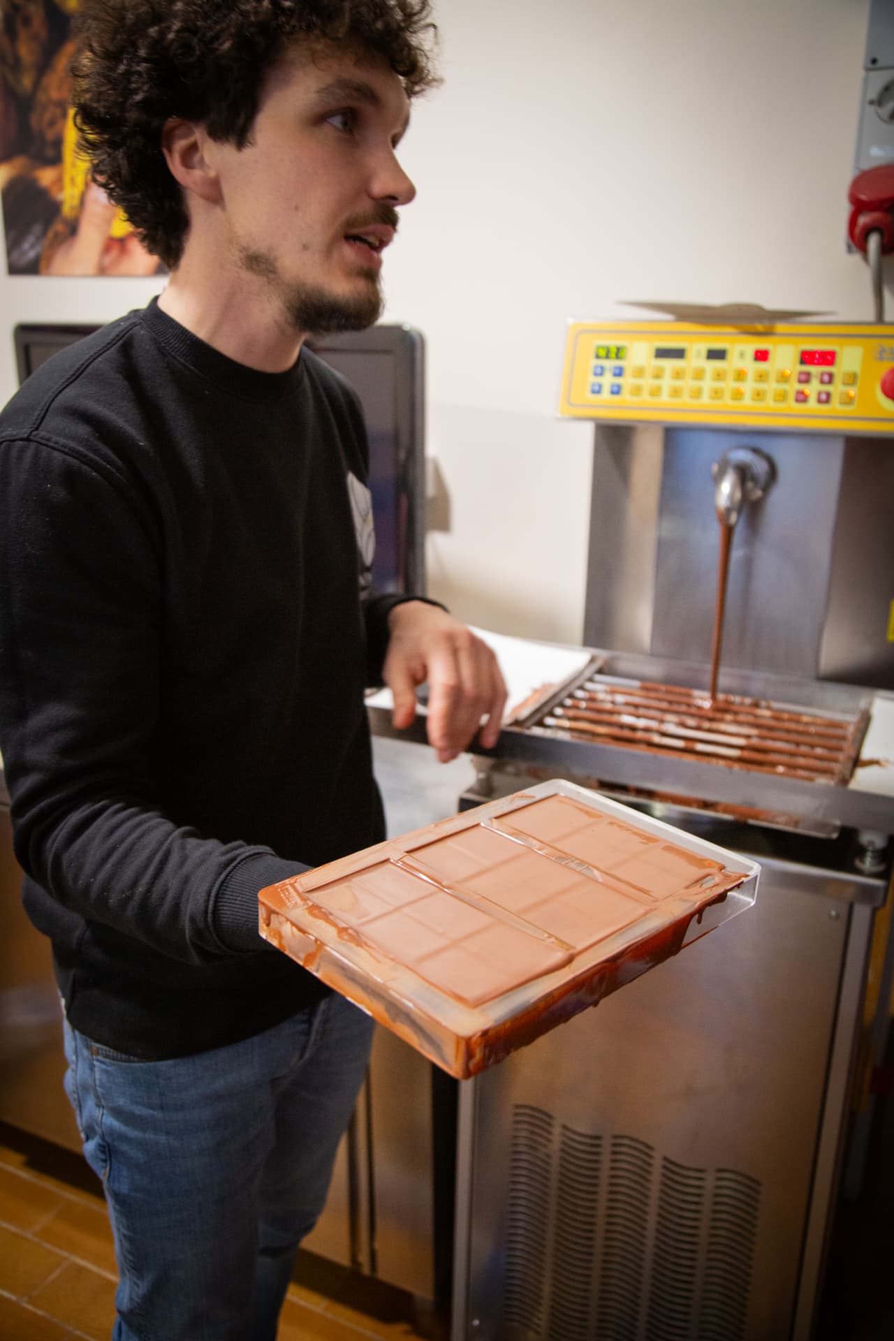 Partecipante che mostra lo stampo con le tavolette di cioccolato appena realizzate