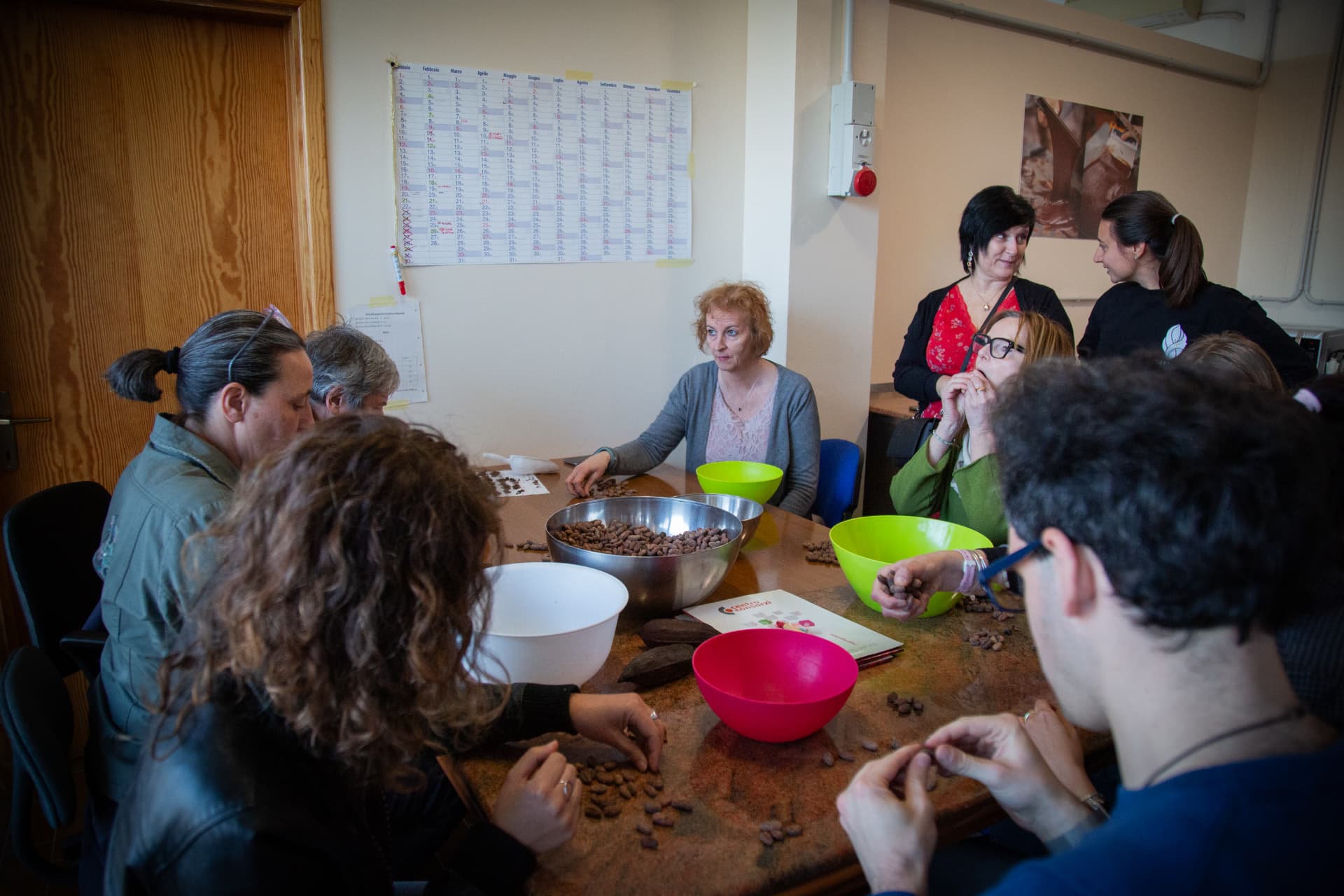 Partecipanti adulti attorno al tavolo durante il laboratorio