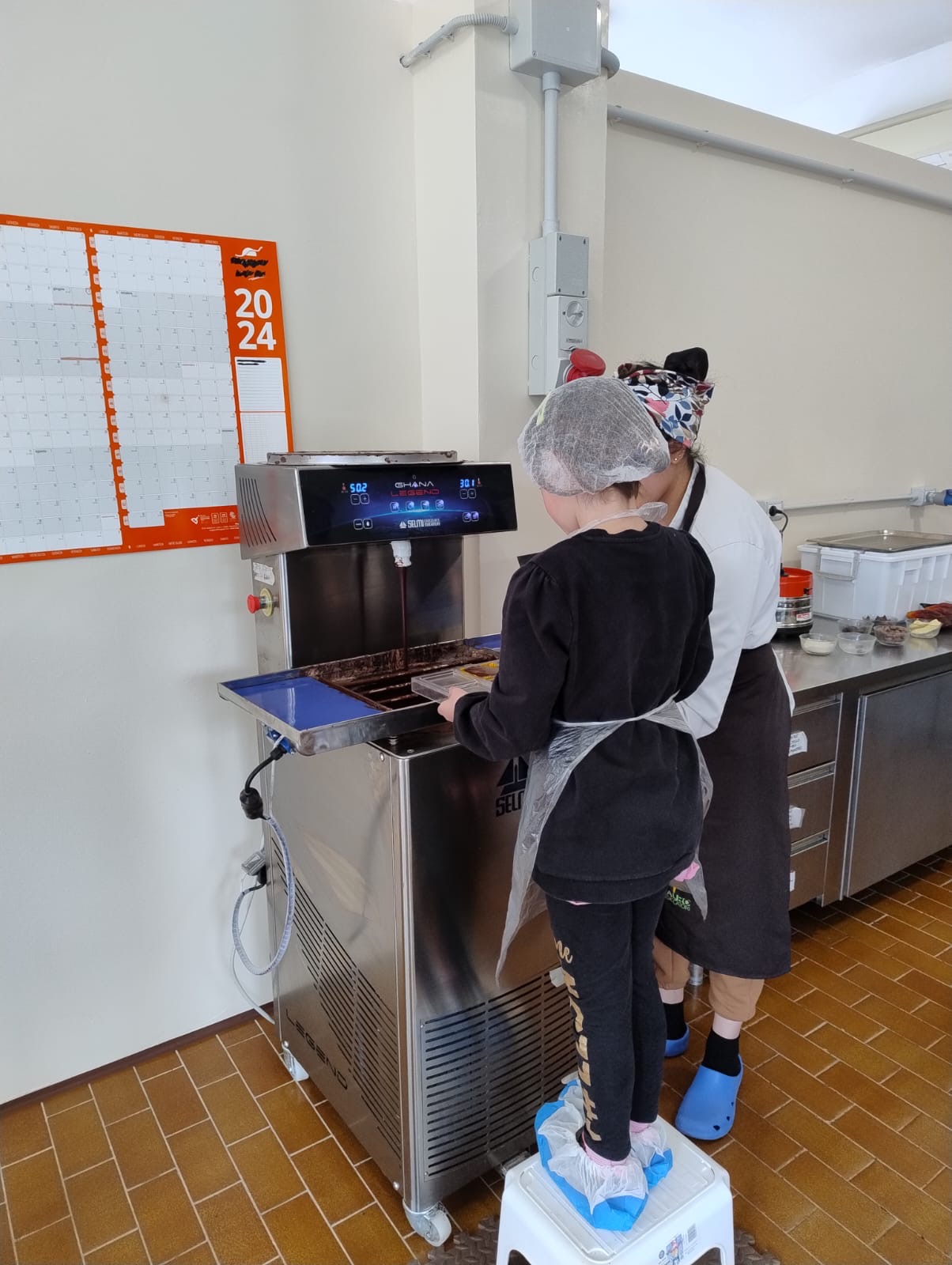 Studenti al lavoro con il cioccolato