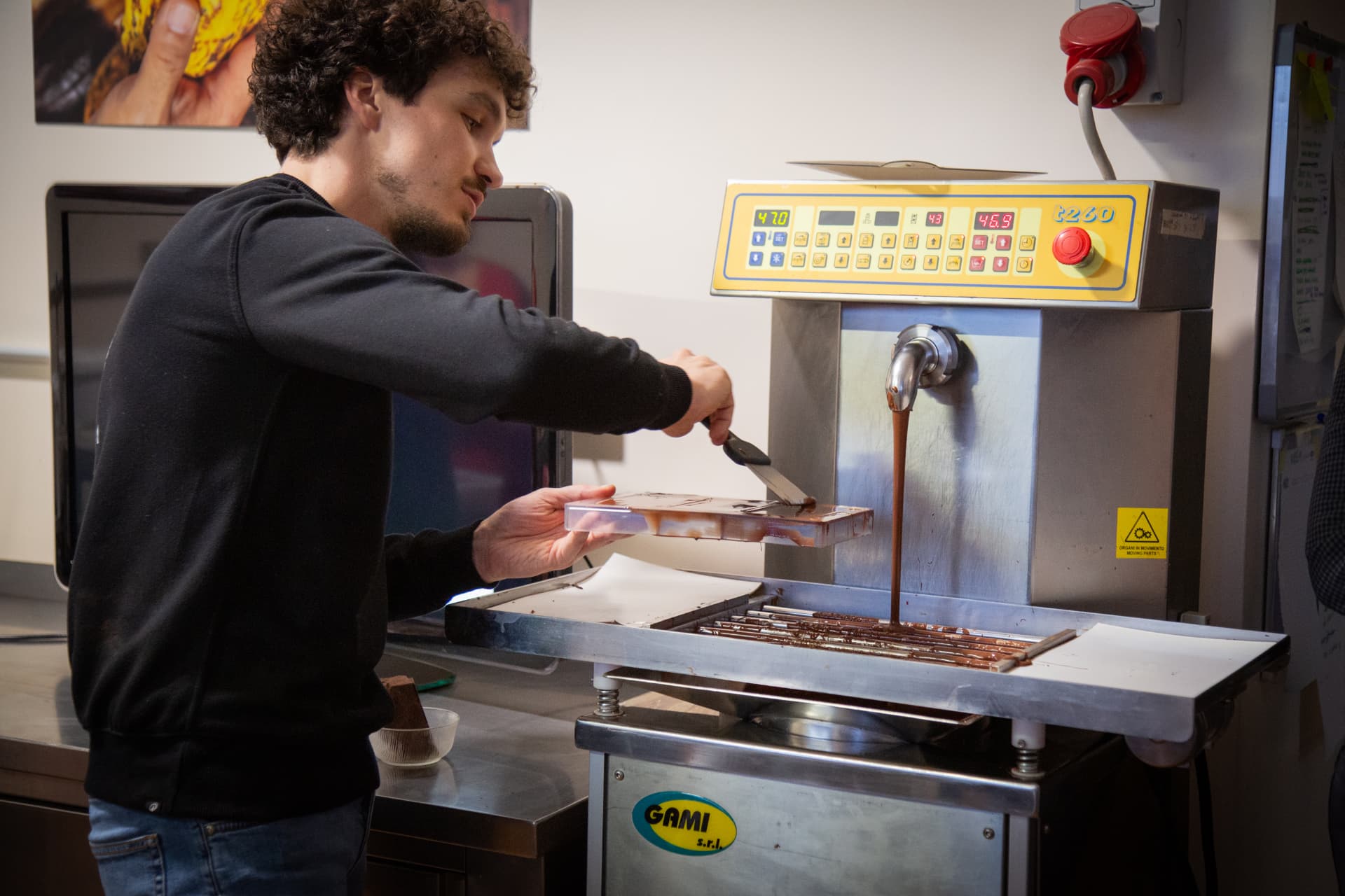 Colatura del cioccolato temperato negli stampi