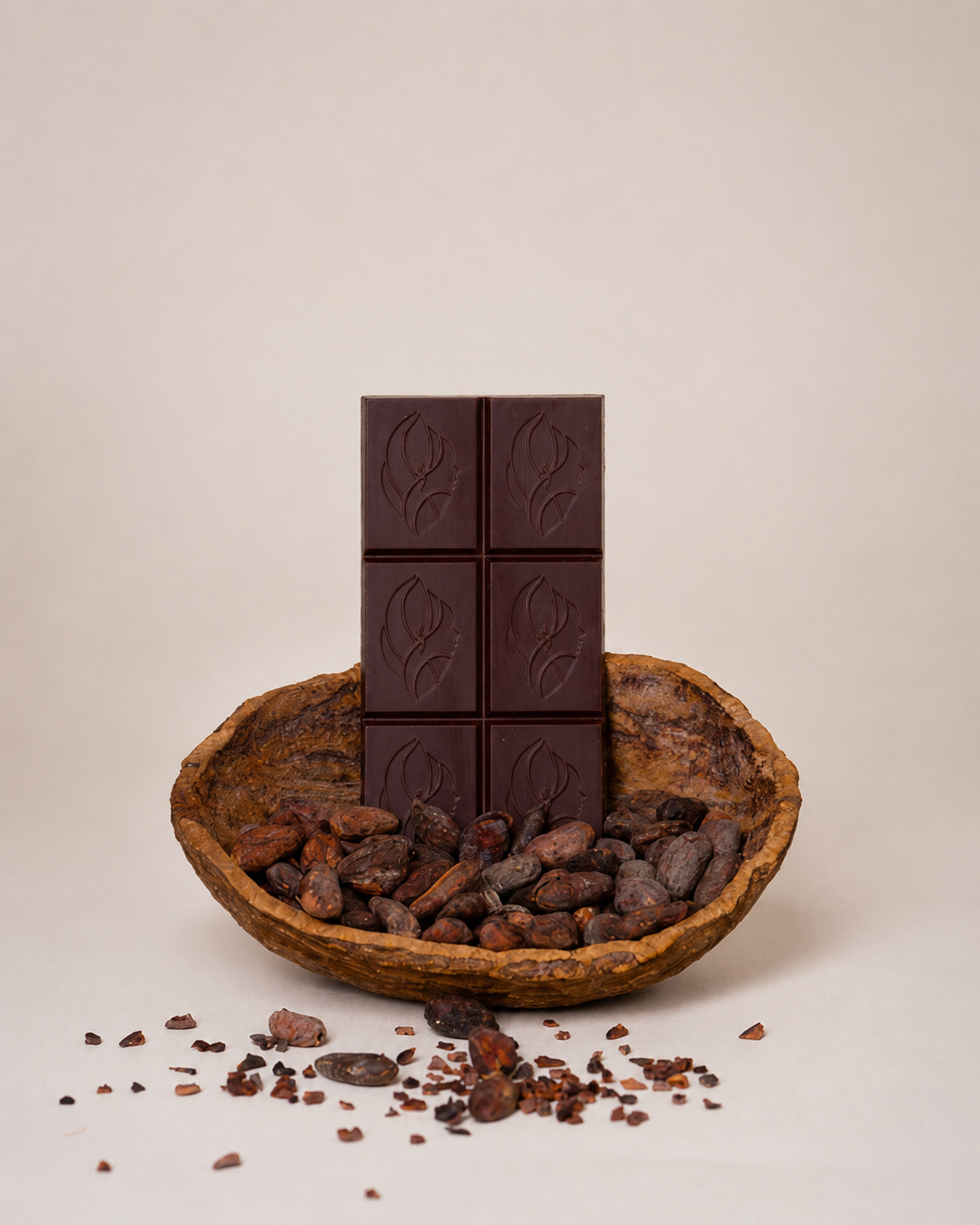 Tavoletta NINA KAKAW appoggiata su una ciotola di fave di cacao