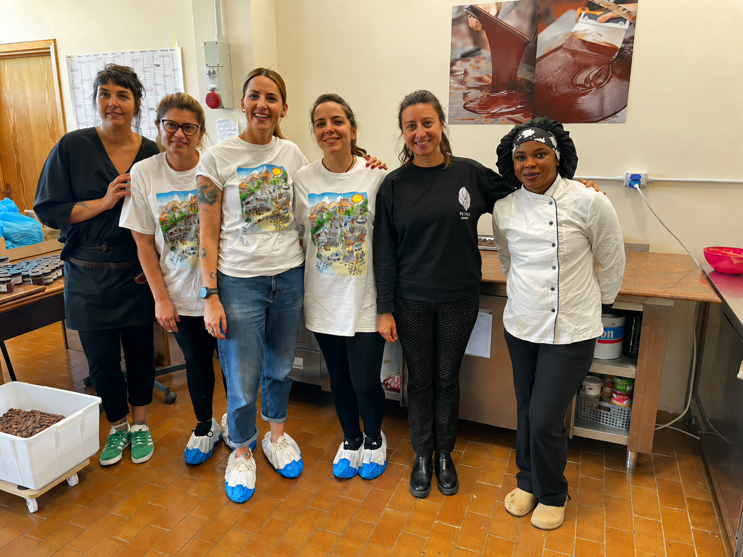 Gruppo di volontarie aziendali nel laboratorio Nina Kakaw